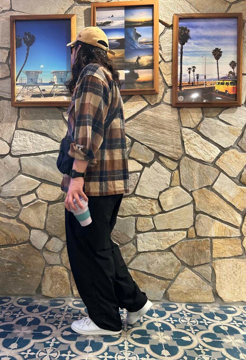 ホワイト系のスニーカー、ブラック系のショルダーバッグ、ブラウン系のシャツ/ブラウスを着用したメンズの秋コーディネートの3枚目の写真