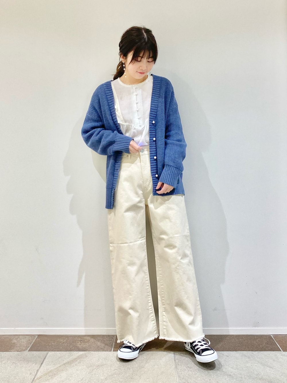 ピンク系のカーディガン/ボレロ、ホワイト系のデニムパンツを着用したレディースの冬コーディネートの2枚目の写真