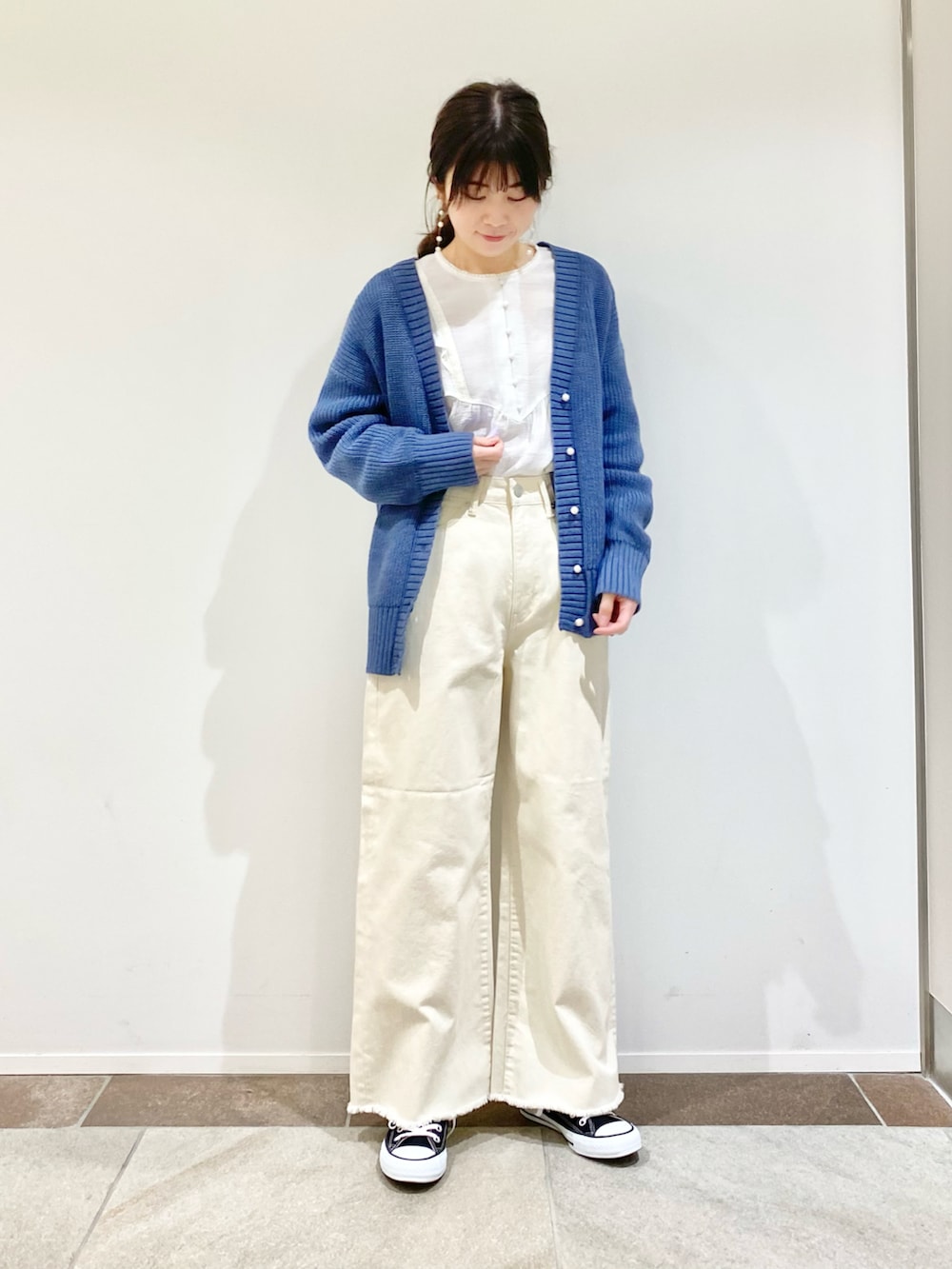 ピンク系のカーディガン/ボレロ、ホワイト系のデニムパンツを着用したレディースの冬コーディネートの3枚目の写真