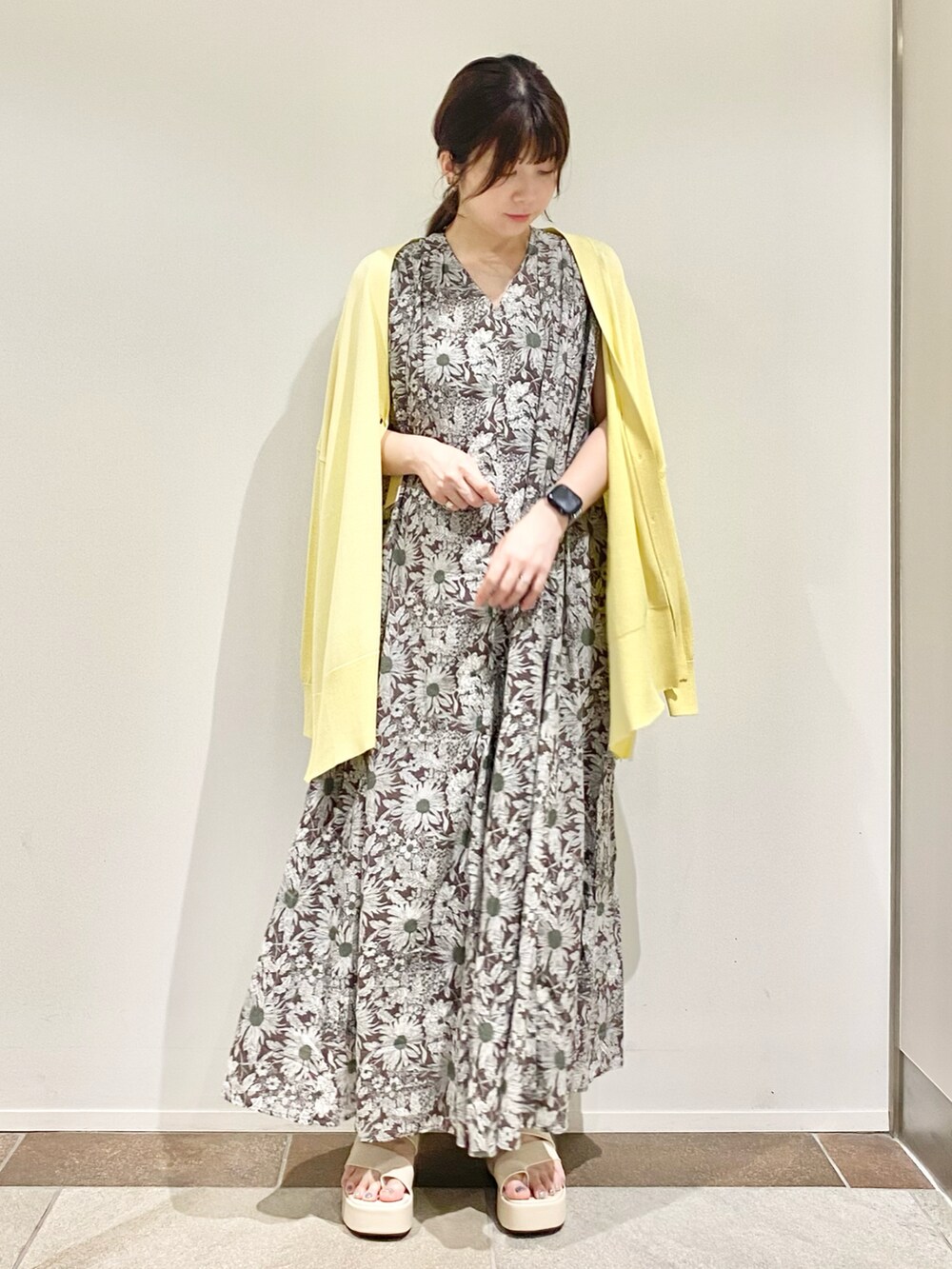 ブラック系のサンダル、ブラック系のワンピース、グレー系のカーディガン/ボレロを着用したレディースの夏コーディネートの2枚目の写真