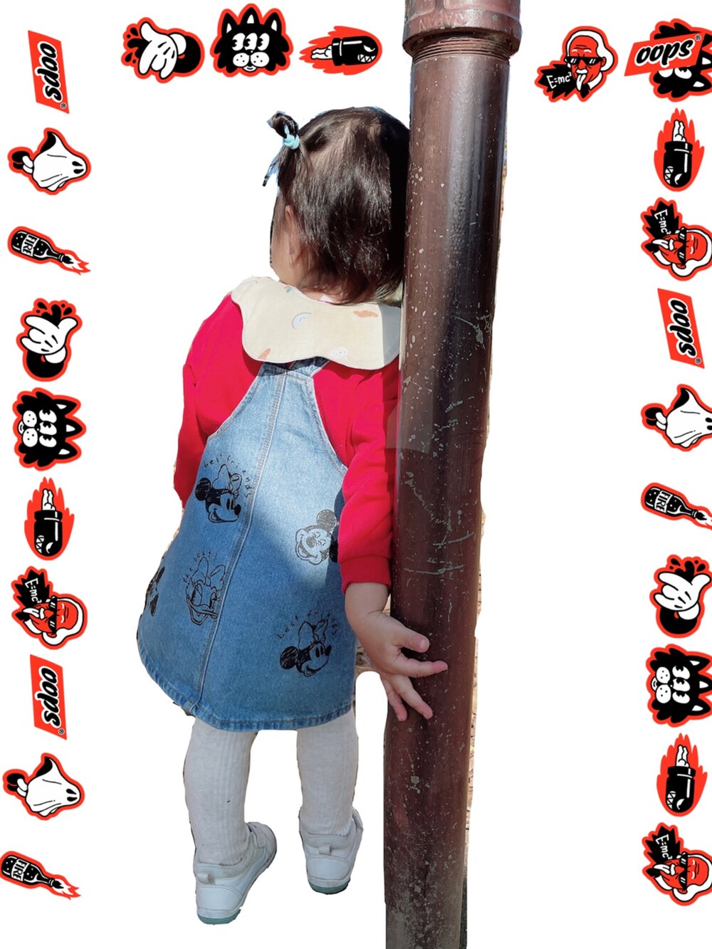 ブルー系のジャンパースカート、レッド系のスウェット、ホワイト系のスニーカーを着用したレディースの秋コーディネートの2枚目の写真