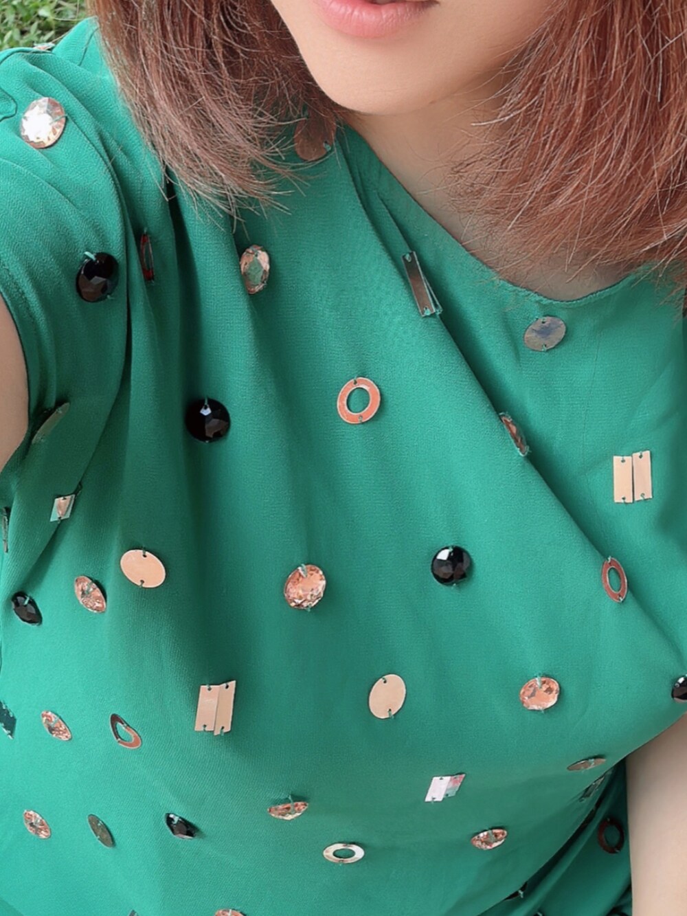 グレー系のハンドバッグ、グリーン系のTシャツ/カットソー、ホワイト系のスカートを着用したレディースの秋コーディネートの2枚目の写真