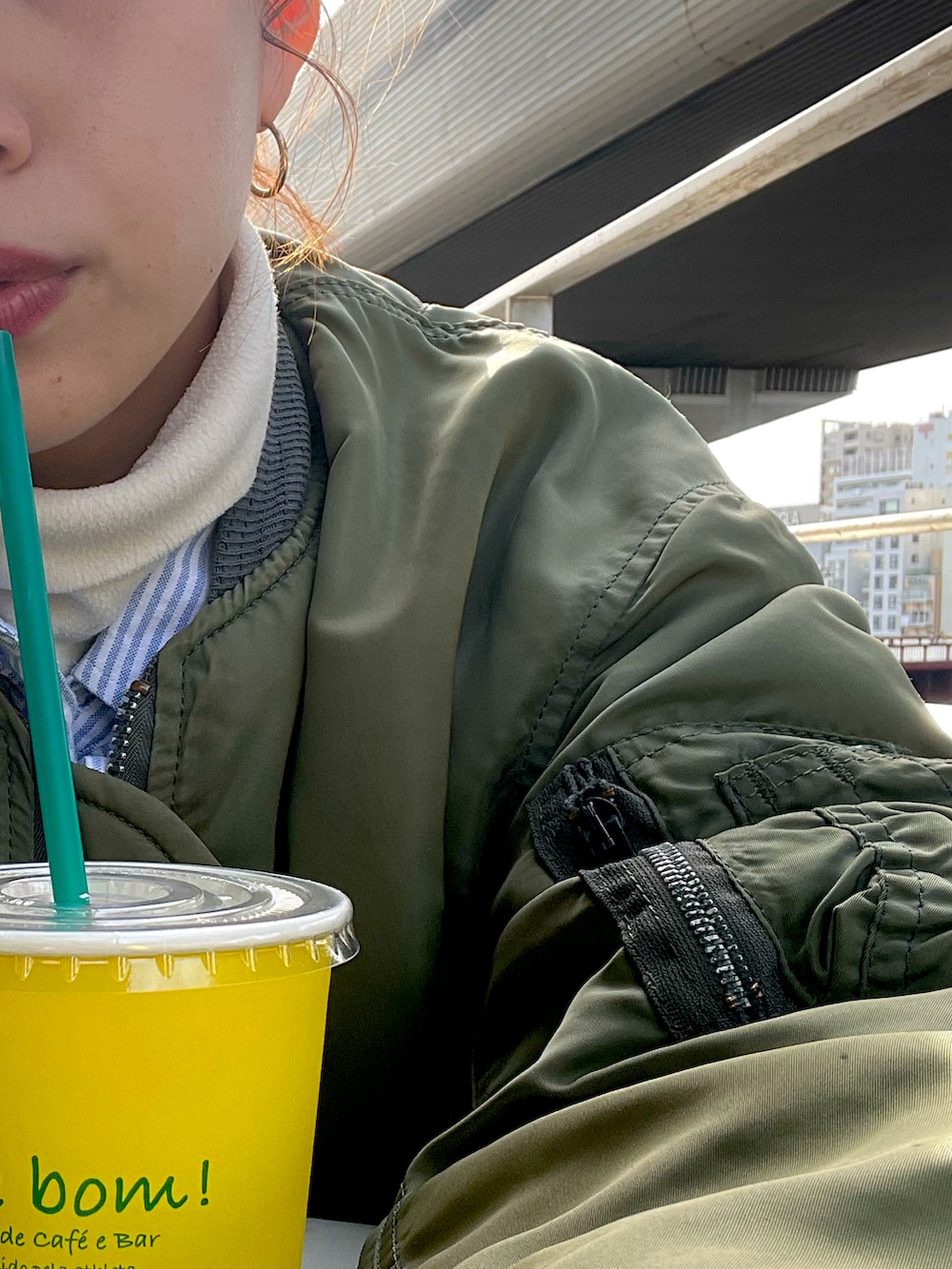 「休日スタイル、パンツスタイル、カジュアルコーデ、スニーカー、お出かけコーデ、低身長女子、春コーデ、白スニーカー、骨格ストレート、おしゃれさんと繋がりたい、古着コーデ、プチプラコーデ、顔タイプフレッシュ、自転車スタイル、着回しコーデ」｜「古着のアイテム（MA-1、グリーン系）」を使った、yukaritofukuさん（レディース・151cm）の冬コーディネートの3枚目の写真