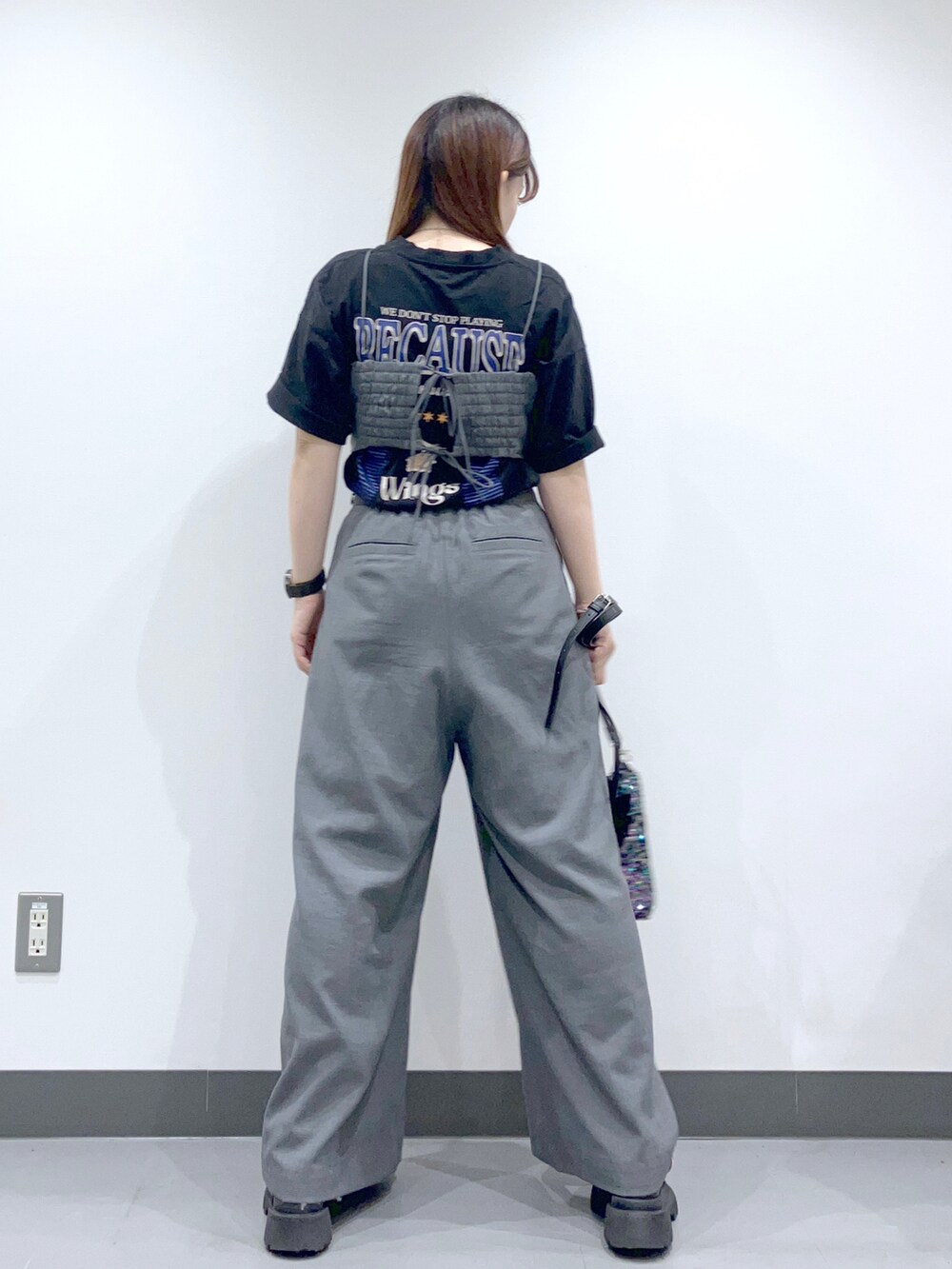 ブラック系のTシャツ/カットソー、グレー系のサロペット/オーバーオール、ブラック系のサンダルを着用したレディースの夏コーディネートの2枚目の写真