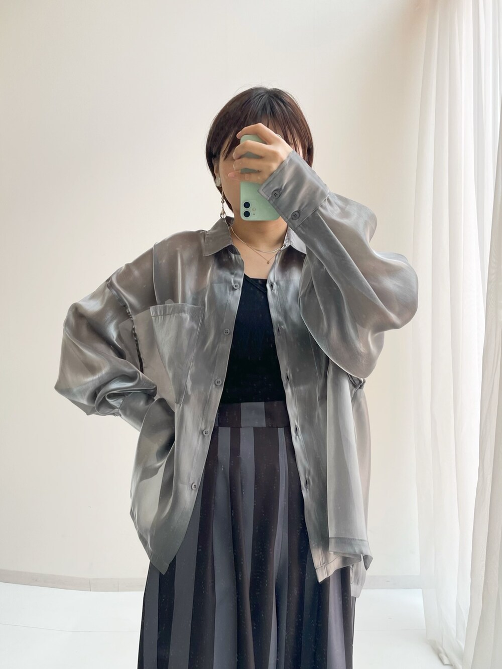 「レディースファッション、レギュラー、スタッフ、ワイドパンツ、シアーシャツ、オーガンジー、モードカジュアル、エアリフト、スワユニーク、グレー」｜「nissenのラメオーガンジーポケット付きオーバーサイズシャツ　［Soiunique］（シャツ/ブラウス、グレー系）」を使った、さなさん（レディース・160cm）の夏コーディネートの2枚目の写真