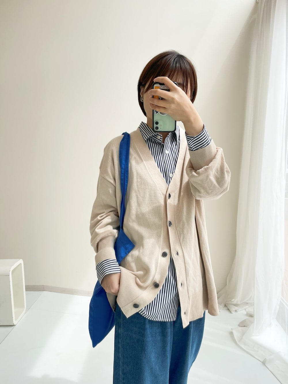 その他のシャツ/ブラウス、ブルー系のデニムパンツ、ブルー系のシャツ/ブラウスを着用したレディースの夏コーディネートの2枚目の写真