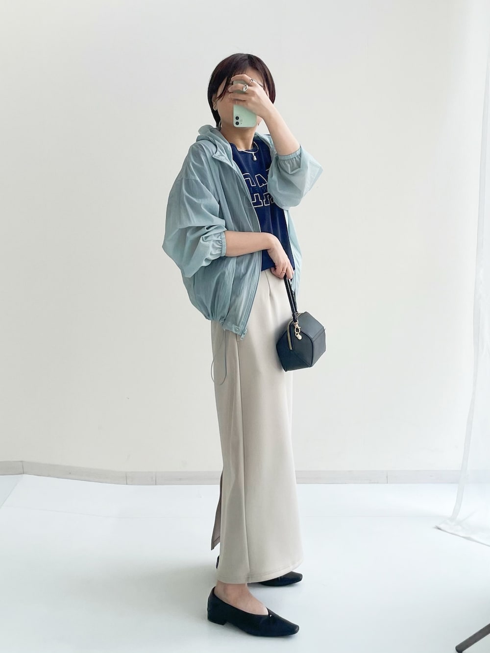 ブルー系のブルゾン、ブルー系のジャケット/アウター、ブルー系のTシャツ/カットソーを着用したレディースの春コーディネートの2枚目の写真