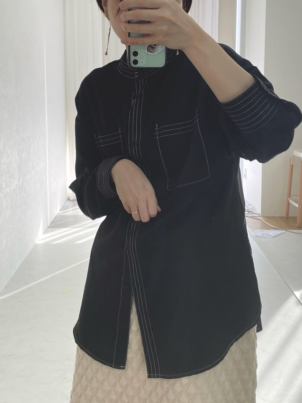 「秋冬コーデ、モノトーンコーデ、モノトーン、大人コーデ、ジャガードスカート、おしゃれさんと繋がりたい、マーメイドスカート」｜「soiuniqueのアイテム（シャツ/ブラウス、ブラック系）」を使った、さなさん（レディース・159cm）の秋コーディネートの3枚目の写真