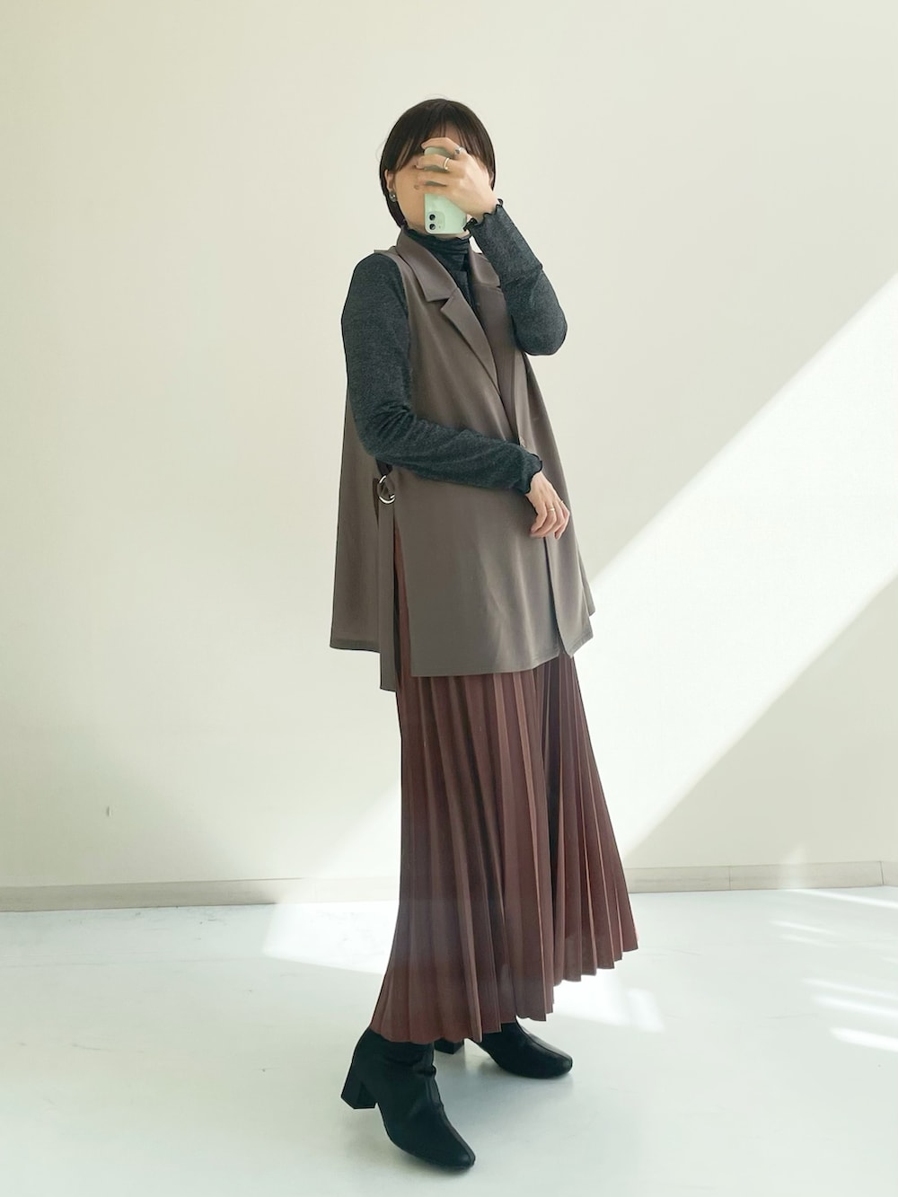 ベージュ系のスーツセット、ベージュ系のワンピース、ピンク系のスカートを着用したレディースの秋コーディネートの2枚目の写真