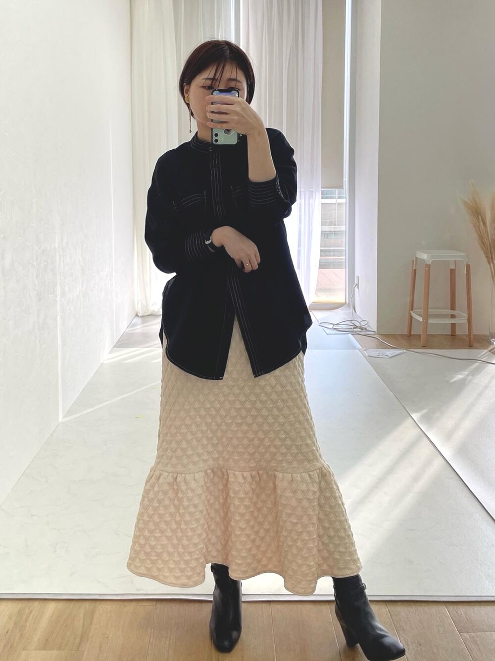「秋冬コーデ、モノトーンコーデ、モノトーン、大人コーデ、ジャガードスカート、おしゃれさんと繋がりたい、マーメイドスカート」｜「soiuniqueのアイテム（シャツ/ブラウス、ブラック系）」を使った、さなさん（レディース・159cm）の秋コーディネートの2枚目の写真