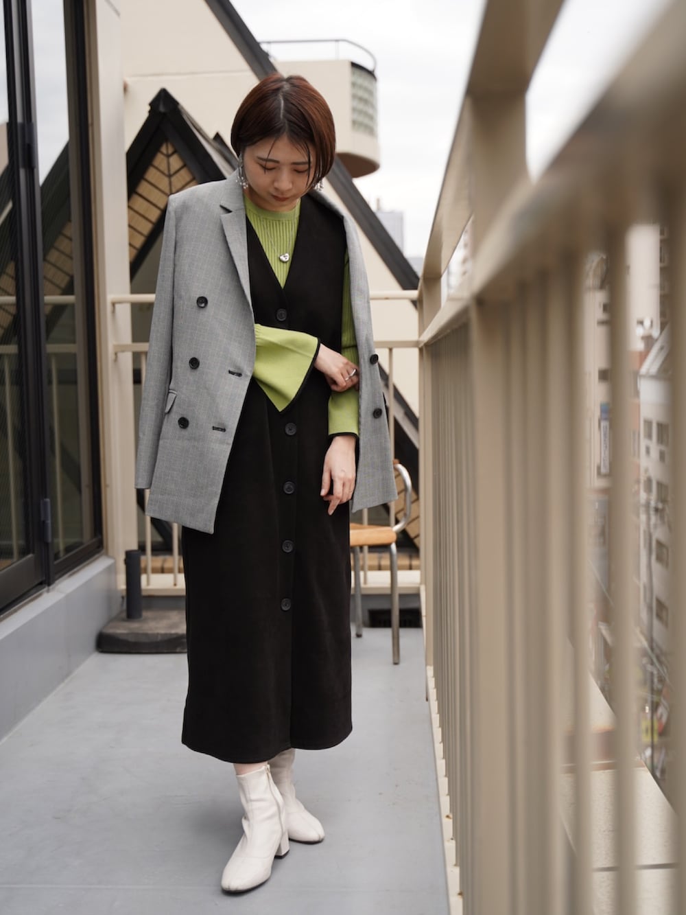 「レディースファッション、レギュラー、スタッフ、ジャケット、働く服、ジャンパースカート、秋イベントコーデ、30代、30代コーデ、ブーツ、チェック、ダブルジャケット、ニット、キレイめ」|「7days Life Stylingの【レディーススーツ】セットアップ対応ダブルブレストテーラードジャケット(上下別売・多機能360°ストレッチ素材シリーズ)(スーツジャケット、ブラウン系)」を使った、さなさん(レディース・160cm)の夏コーディネートの2枚目の写真