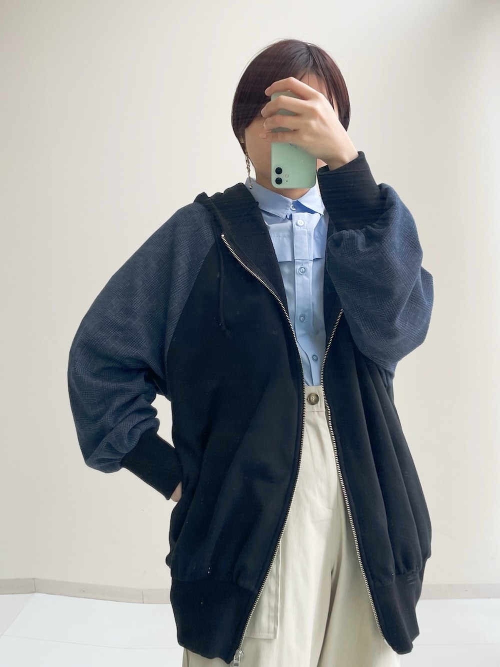 ブルー系のシャツ/ブラウス、ブルー系のパーカー、ブルー系のパーカーを着用したレディースの春コーディネートの2枚目の写真
