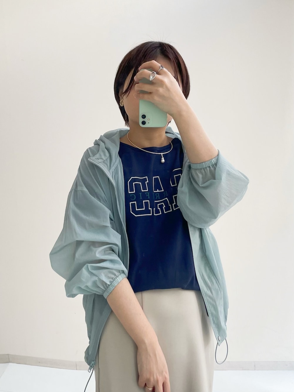 ブルー系のブルゾン、ブルー系のジャケット/アウター、ブルー系のTシャツ/カットソーを着用したレディースの春コーディネートの3枚目の写真