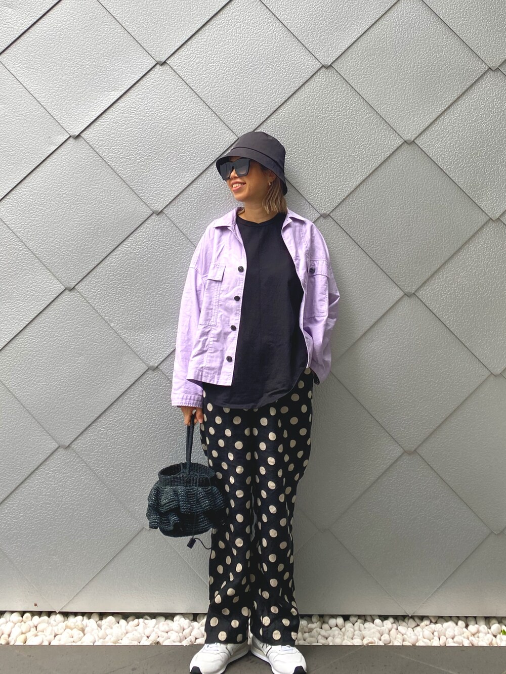 ブラック系のTシャツ/カットソー、パープル系のシャツ/ブラウス、ブラック系のパンツを着用したレディースの春コーディネートの2枚目の写真