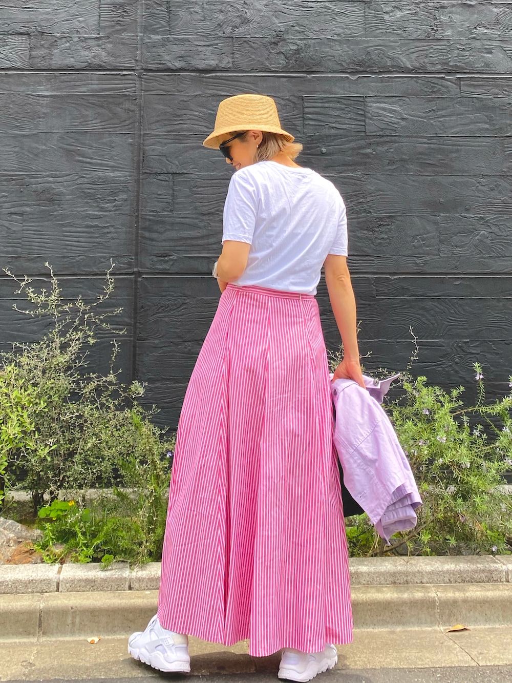 ホワイト系のTシャツ/カットソー、パープル系のシャツ/ブラウス、ホワイト系のスニーカーを着用したレディースの春コーディネートの2枚目の写真