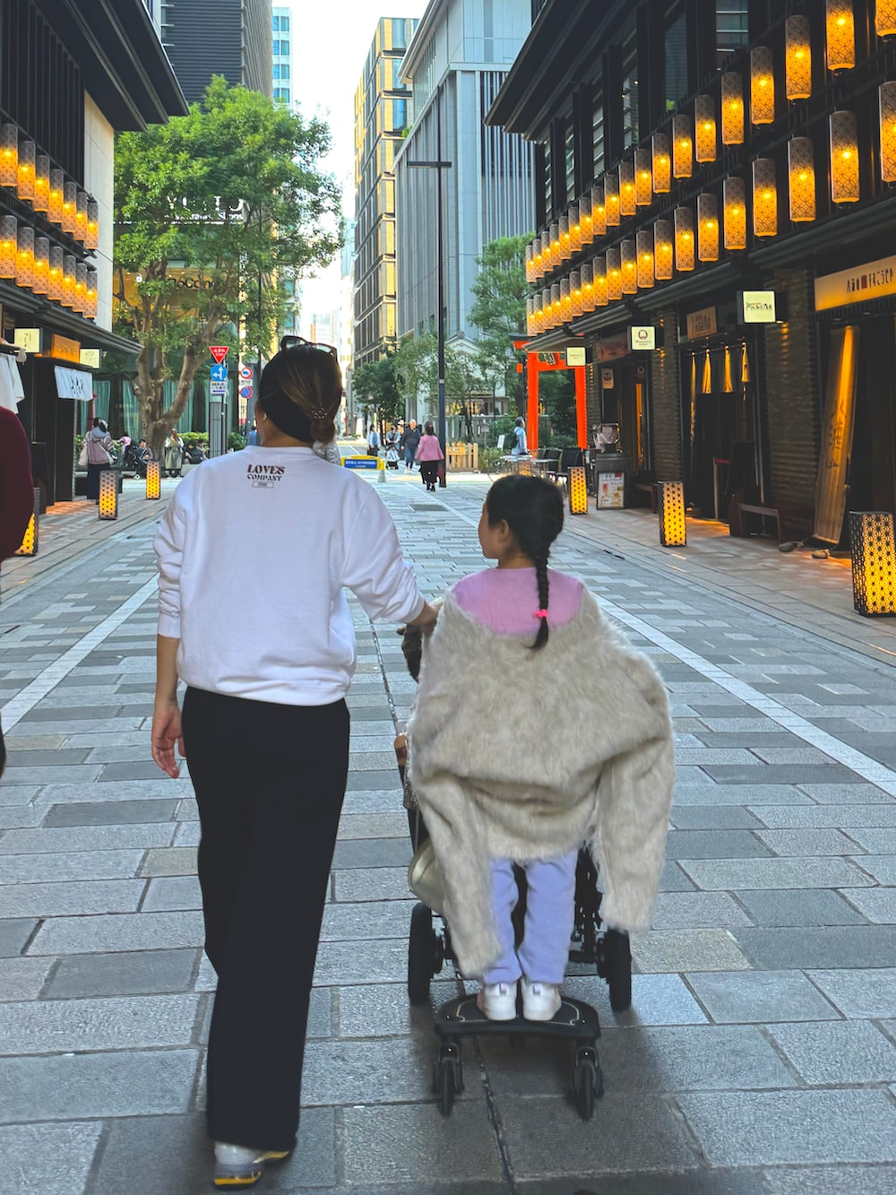 ホワイト系のスウェット、ホワイト系のカーディガン/ボレロ、シルバー系のトートバッグを着用したレディースの秋コーディネートの2枚目の写真