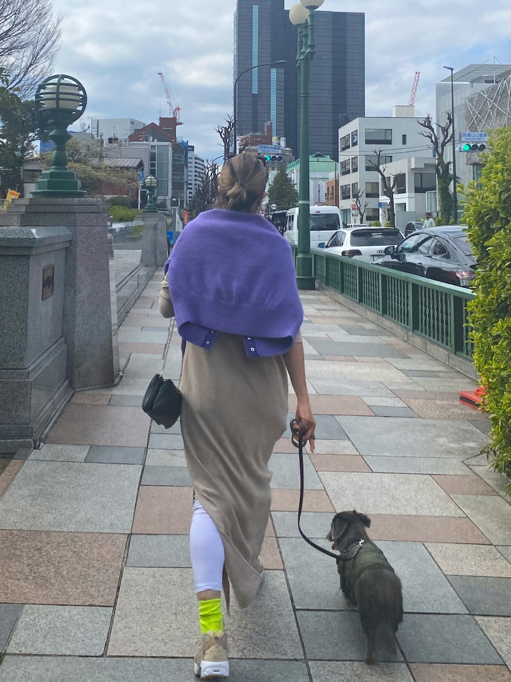 パープル系のカーディガン/ボレロ、ベージュ系のワンピース、ベージュ系のスニーカーを着用したレディースの春コーディネートの2枚目の写真