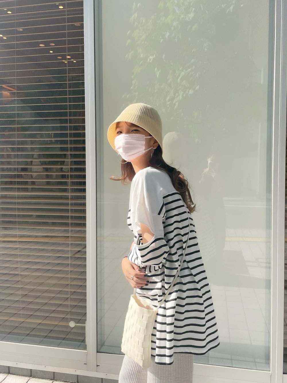 ブラック系のサンダル、ホワイト系のショルダーバッグ、ベージュ系のその他パンツを着用したレディースの夏コーディネートの2枚目の写真