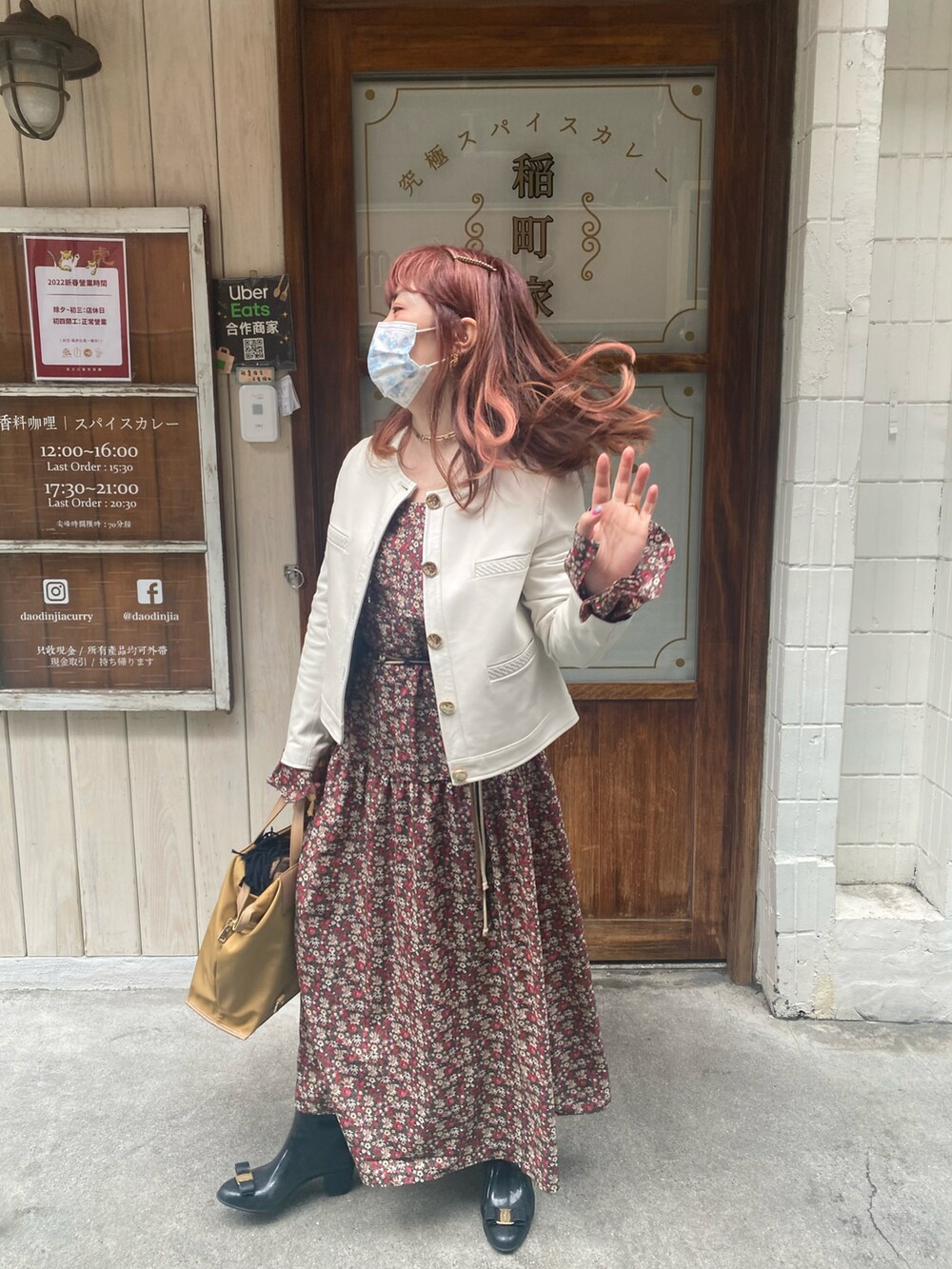 ブラック系のブーツ、ホワイト系のムートンコートを着用したレディースの冬コーディネートの3枚目の写真