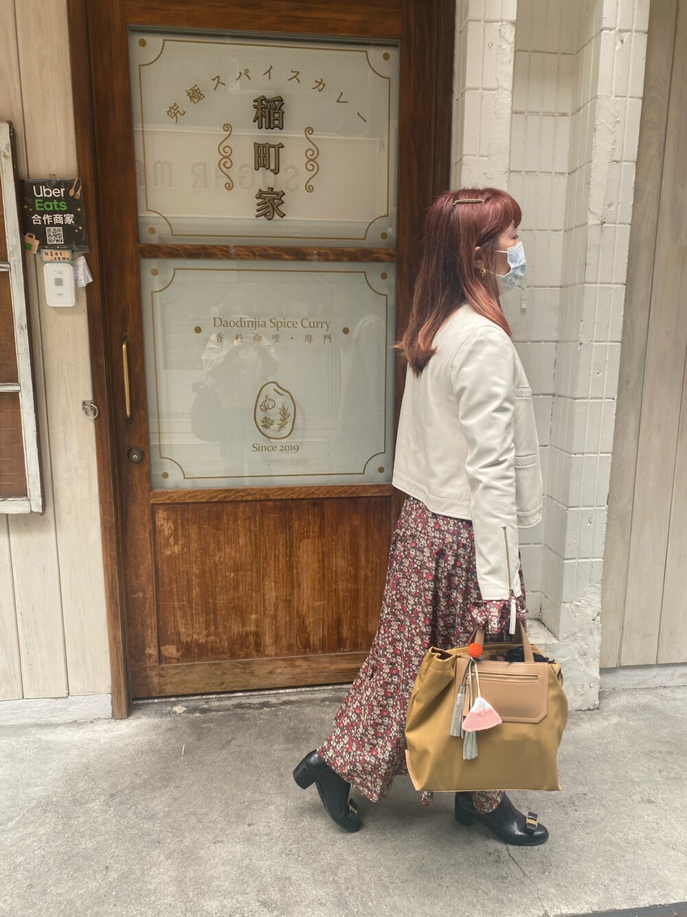 ブラック系のブーツ、ホワイト系のムートンコートを着用したレディースの冬コーディネートの2枚目の写真