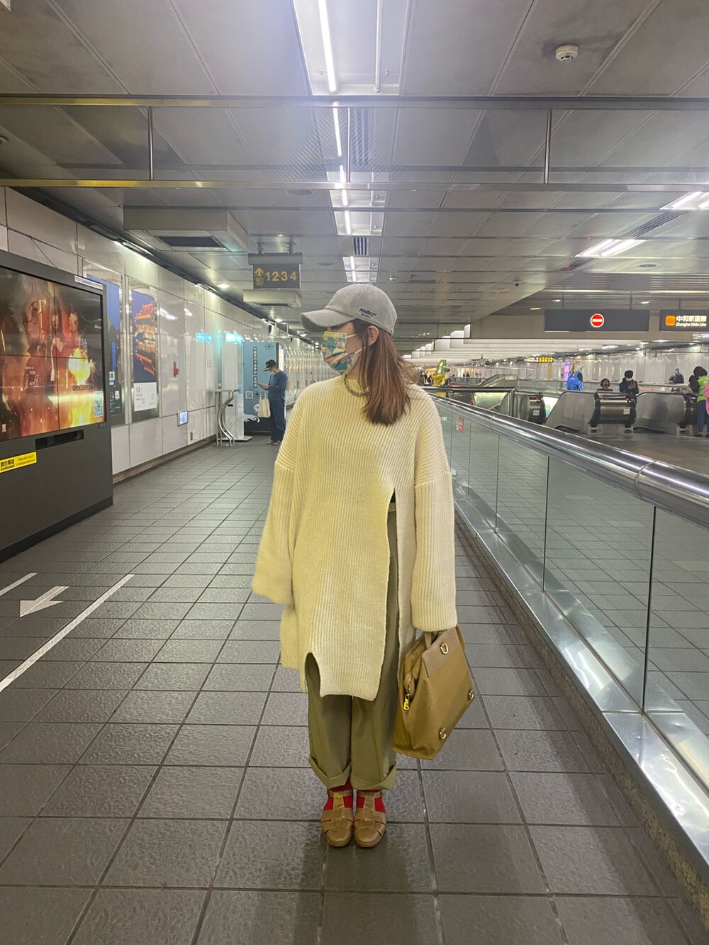 ベージュ系のその他トップス、ベージュ系のパンツ、ベージュ系のサンダルを着用したレディースの冬コーディネートの2枚目の写真