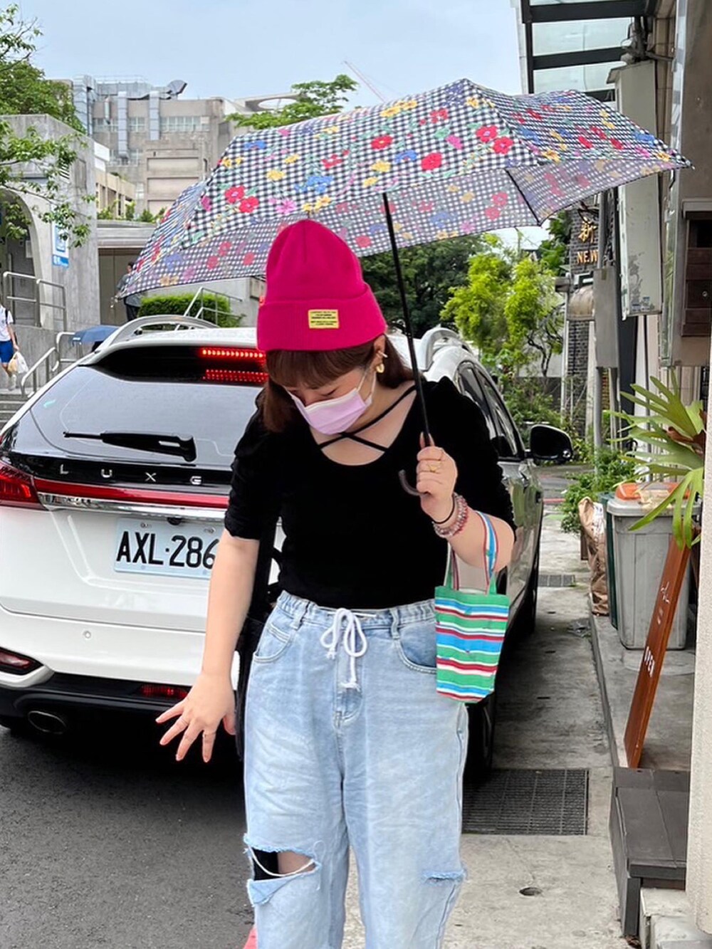 ブラック系のトップスを着用したレディースの夏コーディネートの2枚目の写真