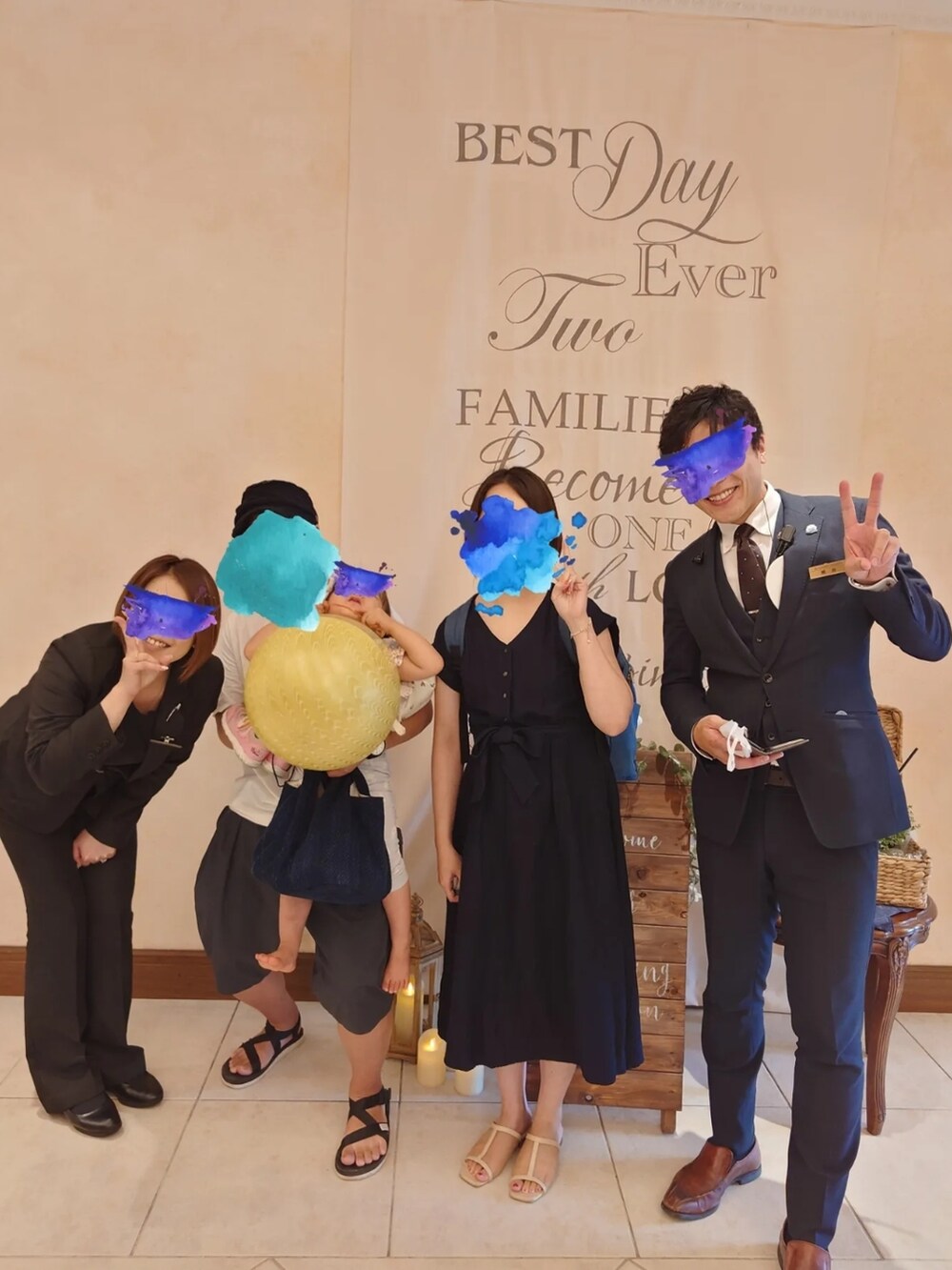 ホワイト系のTシャツ/カットソー、ブラック系のその他パンツ、ブラック系のサンダルを着用したメンズの夏コーディネートの2枚目の写真