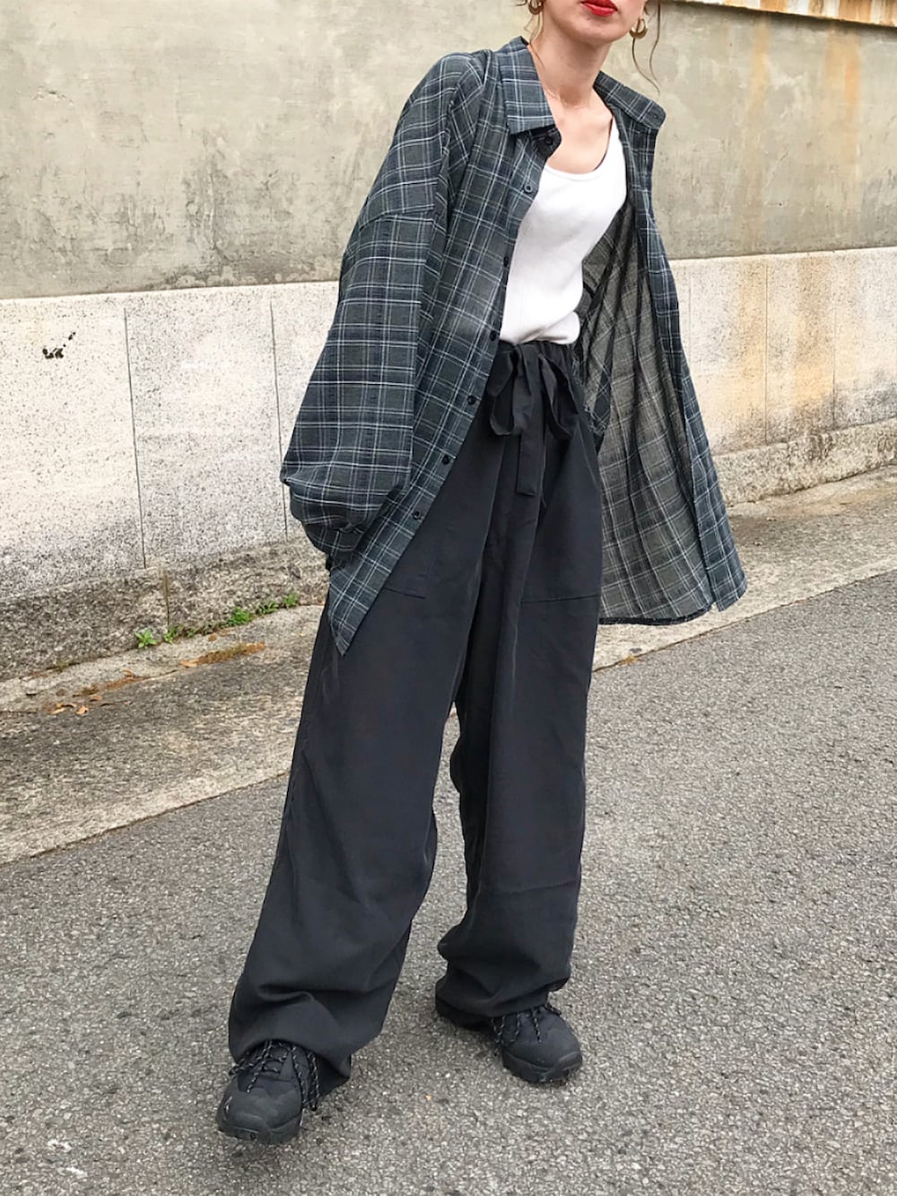 グレー系のシャツ/ブラウス、ホワイト系のタンクトップ、グレー系のパンツを着用したレディースの春コーディネートの2枚目の写真