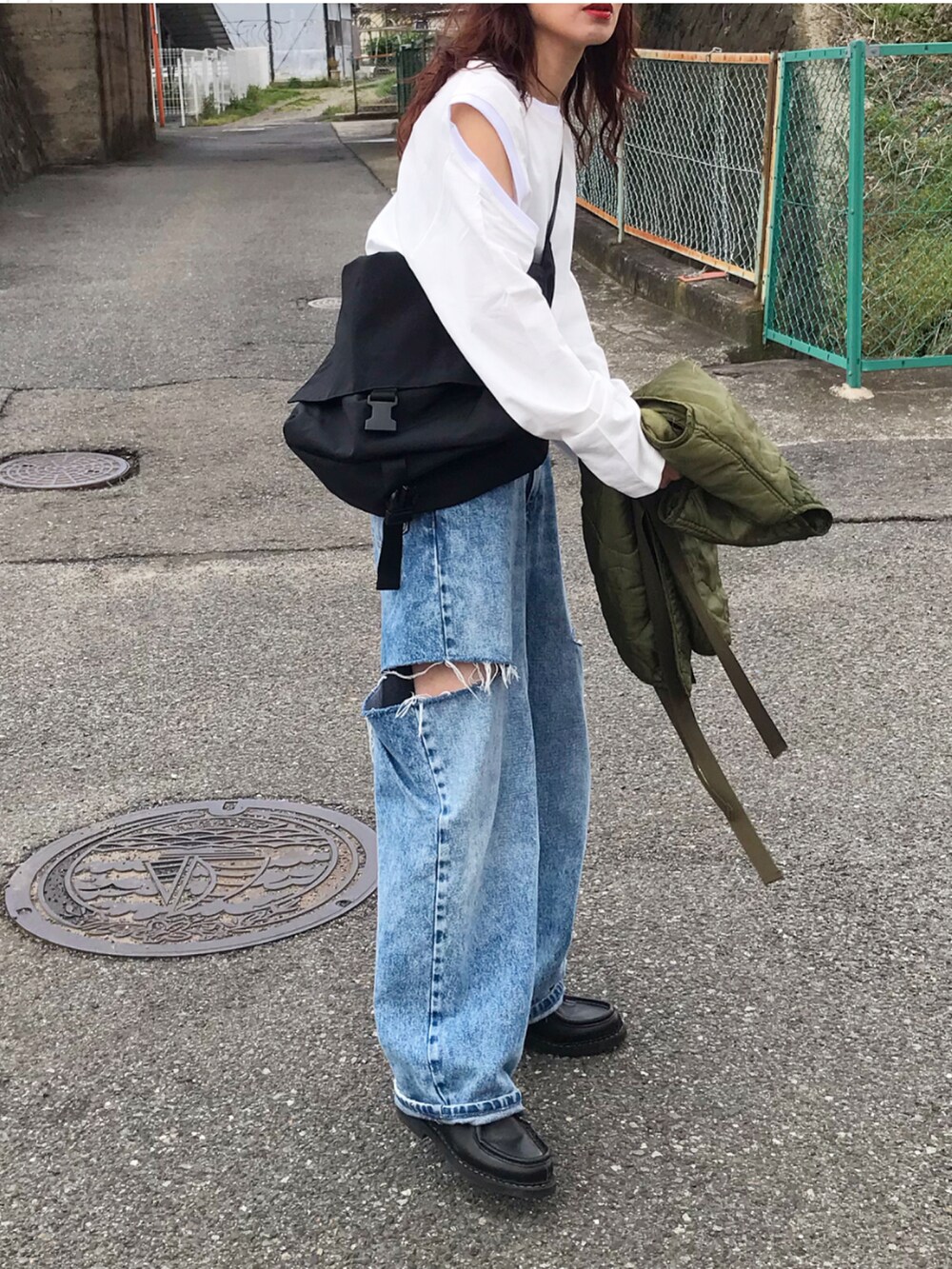 ホワイト系のTシャツ/カットソー、ブルー系のデニムパンツ、ブラック系のショルダーバッグを着用したレディースの春コーディネートの2枚目の写真