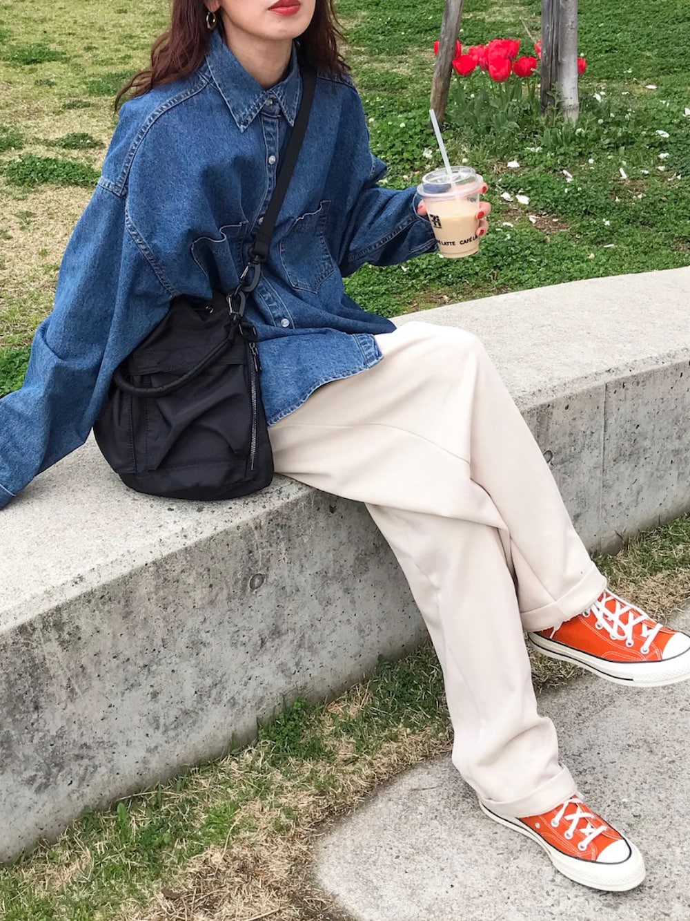 ブルー系のシャツ/ブラウス、ホワイト系のスウェットパンツ、ブラック系のショルダーバッグを着用したレディースの春コーディネートの2枚目の写真