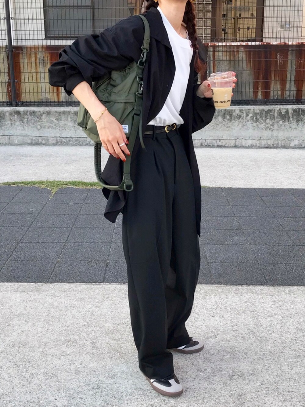 ブラック系のシャツ/ブラウス、ブラック系のパンツ、ホワイト系のTシャツ/カットソーを着用したレディースの春コーディネートの2枚目の写真