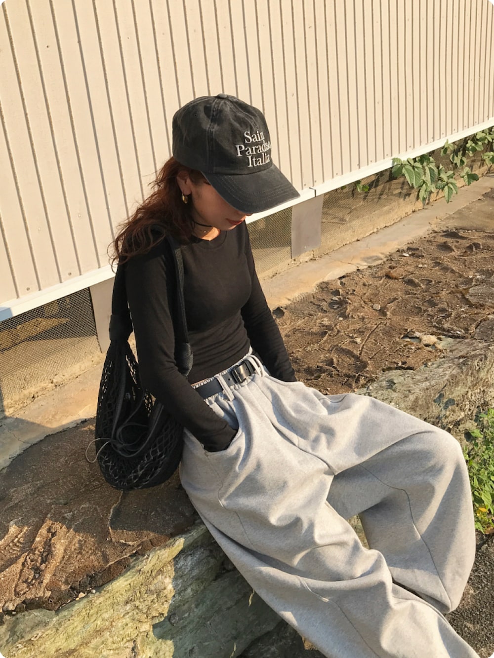 ブラック系のTシャツ/カットソー、グレー系のスウェットパンツ、ブラック系のスニーカーを着用したレディースの夏コーディネートの2枚目の写真