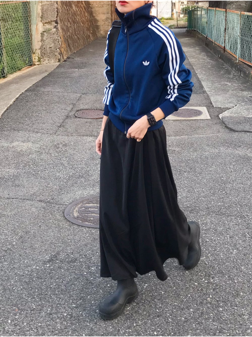 ブルー系のジャージ、ホワイト系のTシャツ/カットソー、ブラック系のワンピース/ドレスを着用したレディースの春コーディネートの2枚目の写真