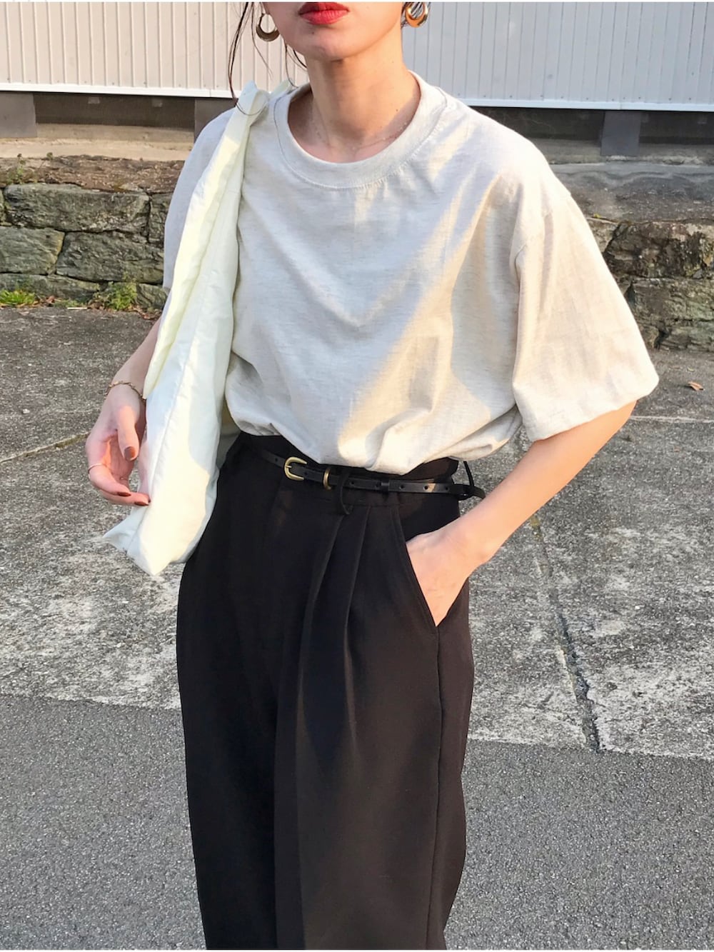 グレー系のスウェット、ベージュ系のTシャツ/カットソー、ブラック系のスラックスを着用したレディースの春コーディネートの3枚目の写真