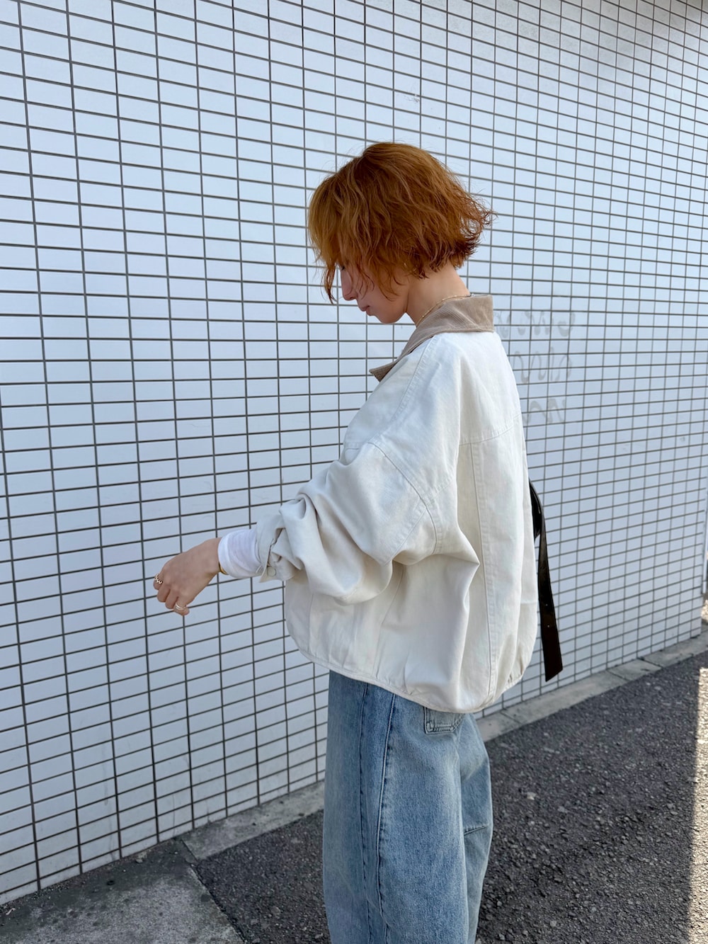 ベージュ系のジャケット/アウター、ホワイト系のTシャツ/カットソー、ブルー系のデニムパンツを着用したレディースの春コーディネートの3枚目の写真