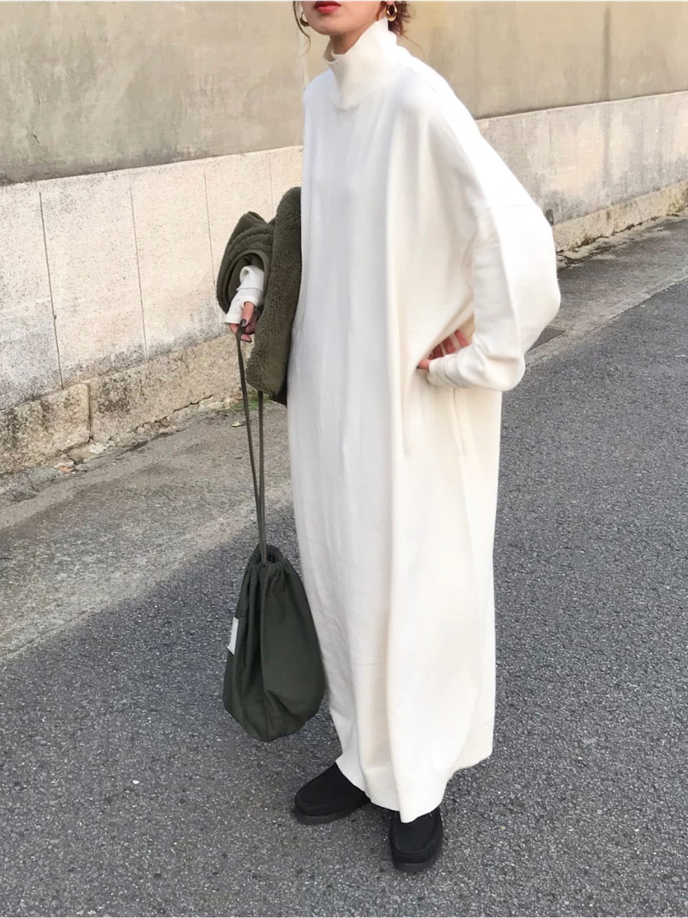 ホワイト系のワンピース、ホワイト系のTシャツ/カットソー、グリーン系のミリタリージャケットを着用したレディースの秋コーディネートの2枚目の写真