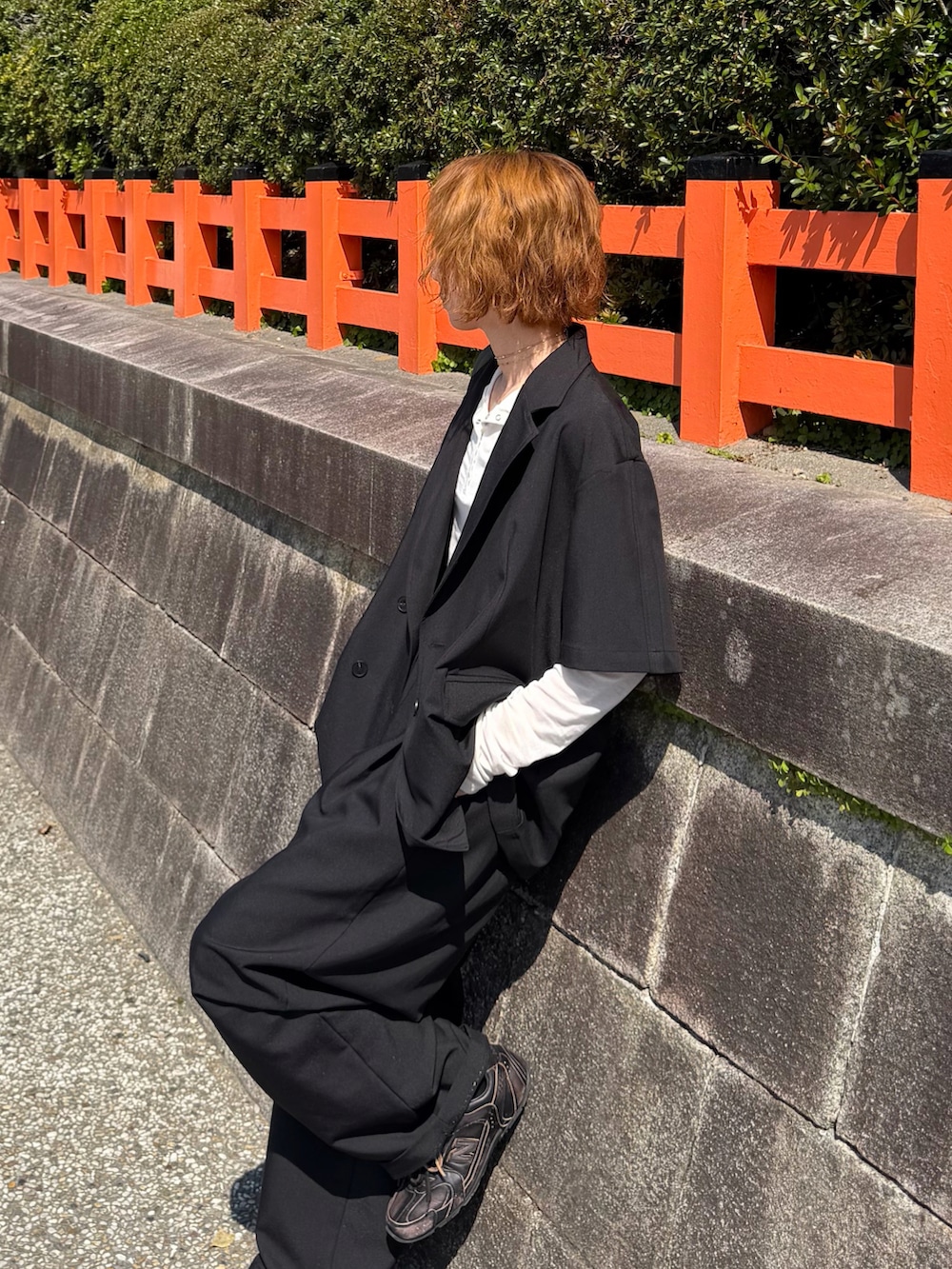 ホワイト系のTシャツ/カットソー、ブラック系のテーラードジャケット、ブラック系のスラックスを着用したレディースの春コーディネートの4枚目の写真