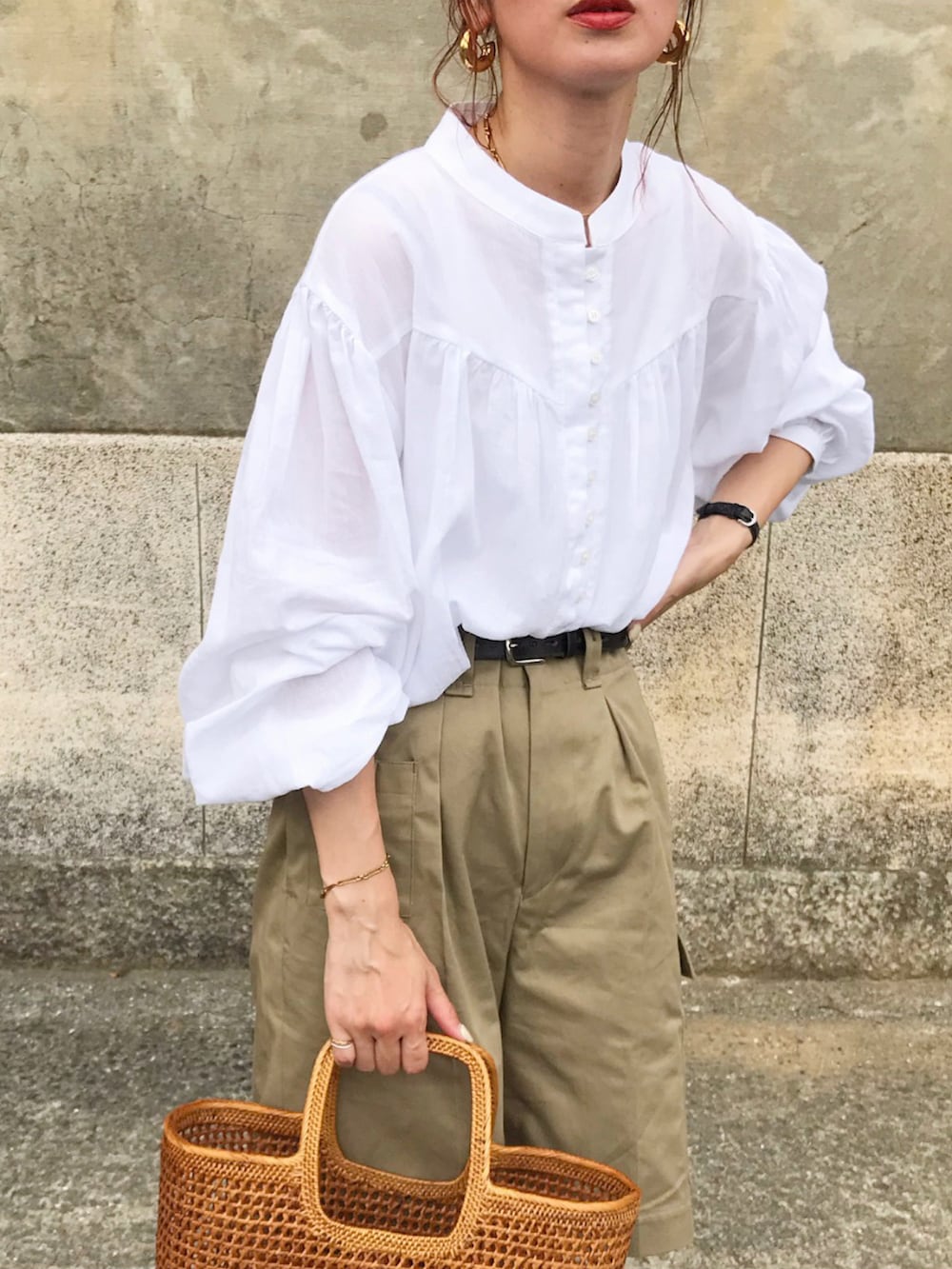 ホワイト系のシャツ/ブラウス、ベージュ系のその他パンツ、その他のかごバッグを着用したレディースの夏コーディネートの2枚目の写真