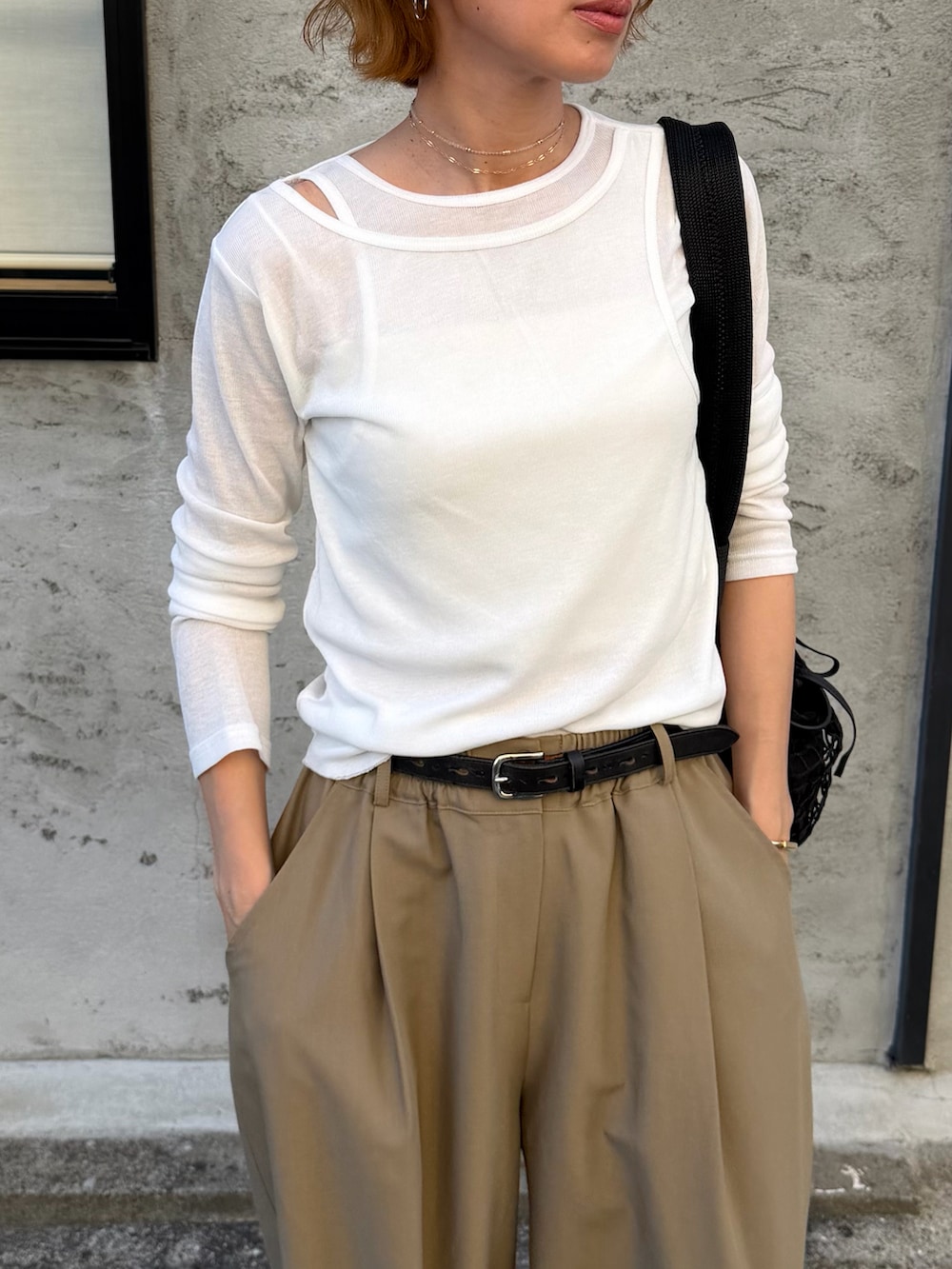 ホワイト系のTシャツ/カットソーを着用したレディースの夏コーディネートの2枚目の写真