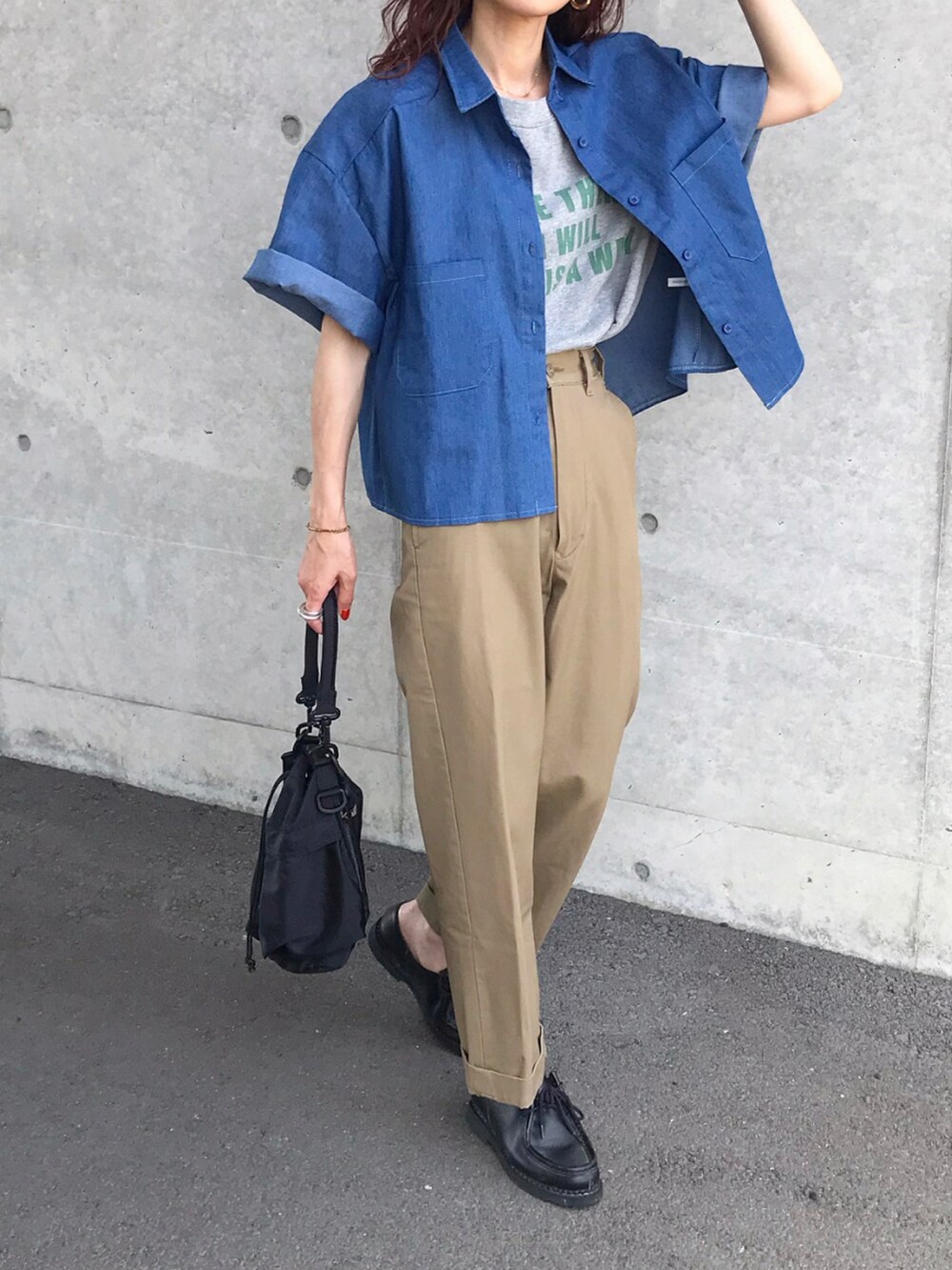 ブルー系のシャツ/ブラウス、グレー系のTシャツ/カットソー、ベージュ系のチノパンツを着用したレディースの夏コーディネートの2枚目の写真