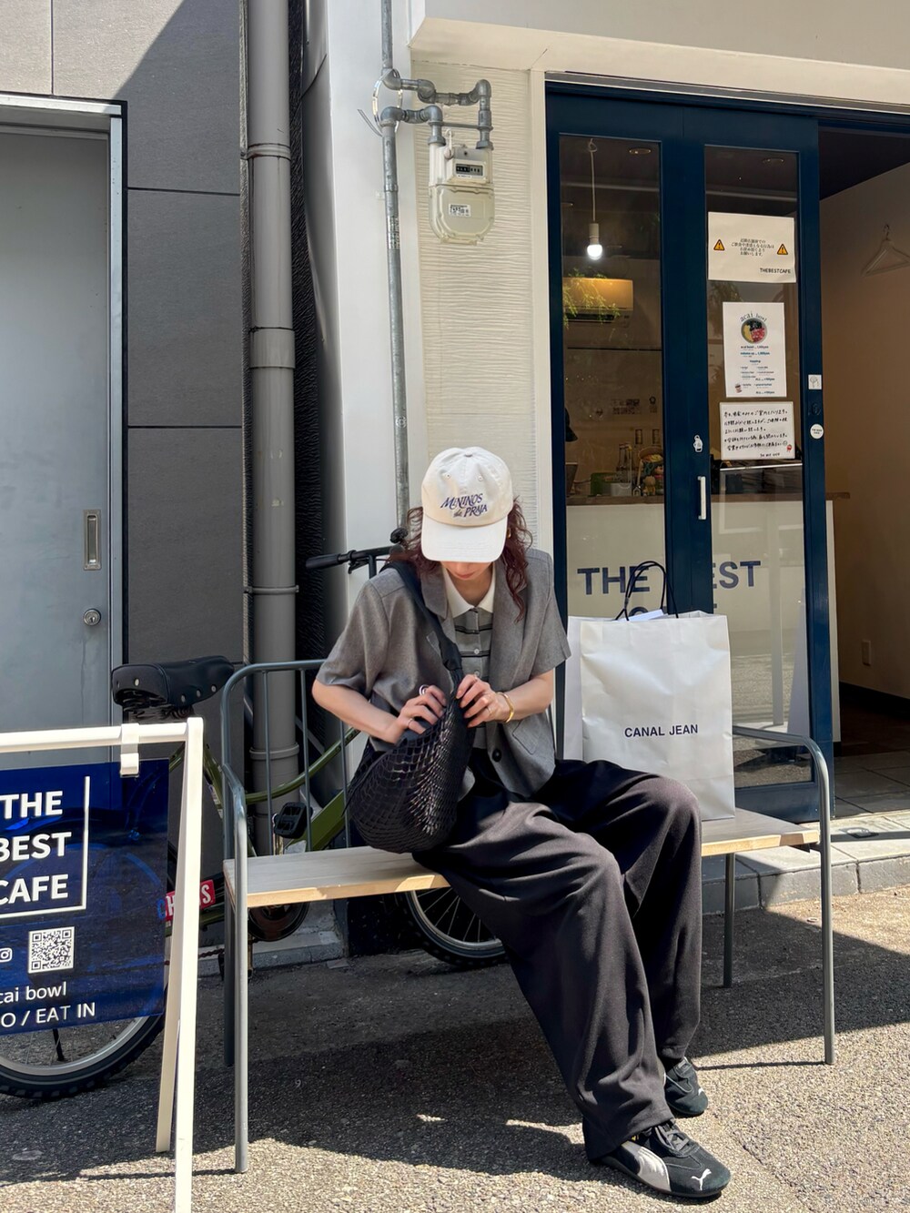 グレー系のテーラードジャケット、ブラック系のスウェットパンツ、ブラック系のショルダーバッグを着用したレディースの夏コーディネートの3枚目の写真