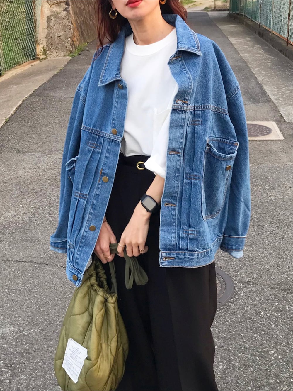 ブルー系のデニムジャケット、ホワイト系のTシャツ/カットソー、ブラック系のスラックスを着用したレディースの春コーディネートの2枚目の写真