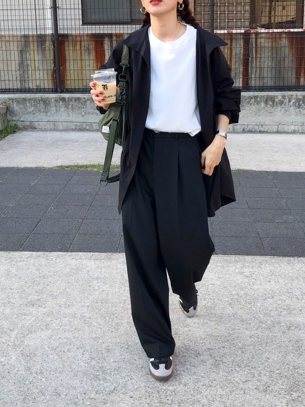 ブラック系のシャツ/ブラウス、ブラック系のパンツ、ホワイト系のTシャツ/カットソーを着用したレディースの春コーディネートの3枚目の写真