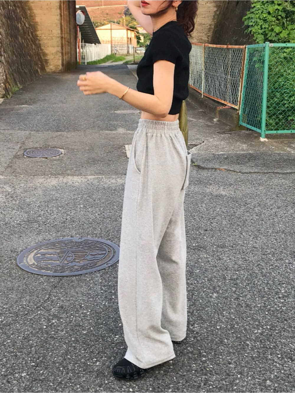 「シンプル、カジュアル、オトナカジュアル、ニットTシャツ、クロップドトップス、サマーニット、スウェットパンツ、ワイドパンツ、キルティングバッグ、古着MIX、NIKE、nike shox、キャナルジーン(CANAL JEAN)、ママコーデ」｜「CANAL JEANのEl mar　コットンリネン半袖ニット（ニット/セーター、ブラック系）」を使った、Kumika☆さん（レディース・158cm）の夏コーディネートの2枚目の写真