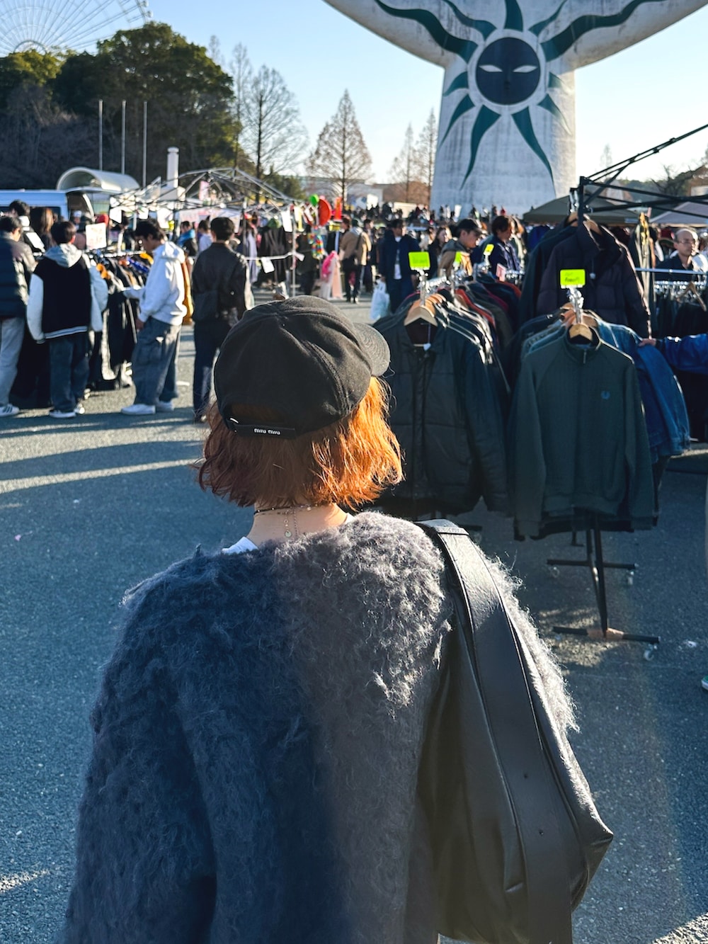 ブラック系のスニーカー、グレー系のカーディガン/ボレロ、ブラック系のパンツを着用したレディースの冬コーディネートの2枚目の写真