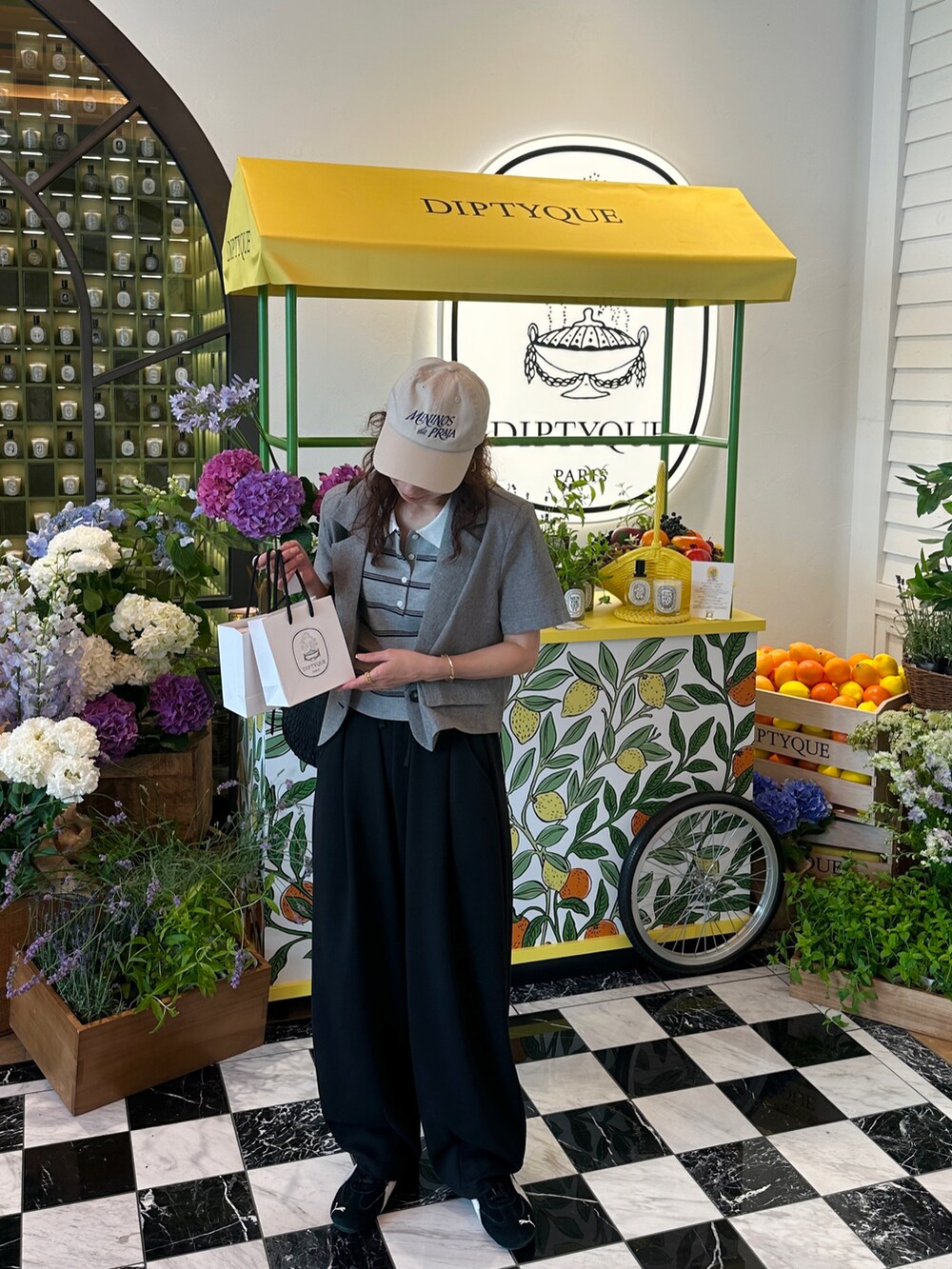 グレー系のテーラードジャケット、ブラック系のスウェットパンツ、ブラック系のショルダーバッグを着用したレディースの夏コーディネートの2枚目の写真