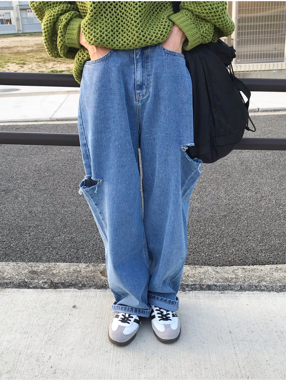 「お出かけコーデ日記、オトナカジュアル、メッシュトップス、グリーン、デニム、サイドカットデニム、バケットバッグ、ショルダーバッグ、UNIQLOU、adidas、adidas samba、samba、カジュアル、パーマヘア、ママコーデ」｜「kleeのアイテム（トップス、グリーン系）」を使った、Kumika☆さん（レディース・158cm）の春コーディネートの2枚目の写真