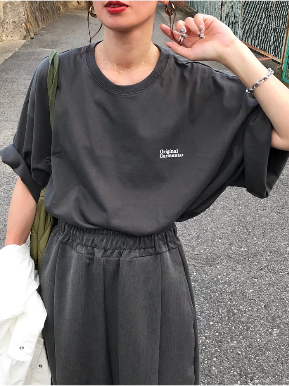 グレー系のシャツ/ブラウス、ホワイト系のベスト、グレー系のパンツを着用したレディースの夏コーディネートの2枚目の写真