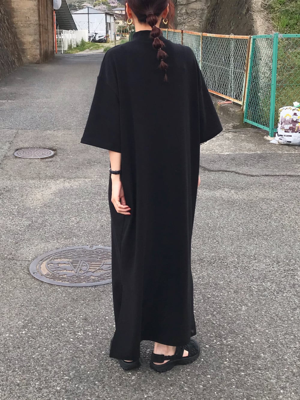 「休日スタイル、ワンピース、ブラックワンピース、スリット、クロップド丈、キルティングベスト、ベスト、ハーフスリーブ、ショルダーバッグ、バケットバッグ、UNIQLOU、UNIQLO、レザーサンダル、HYKE、ママコーデ」｜「kleeのアイテム（ワンピース/ドレス、ブラック系）」を使った、Kumika☆さん（レディース・158cm）の春コーディネートの3枚目の写真