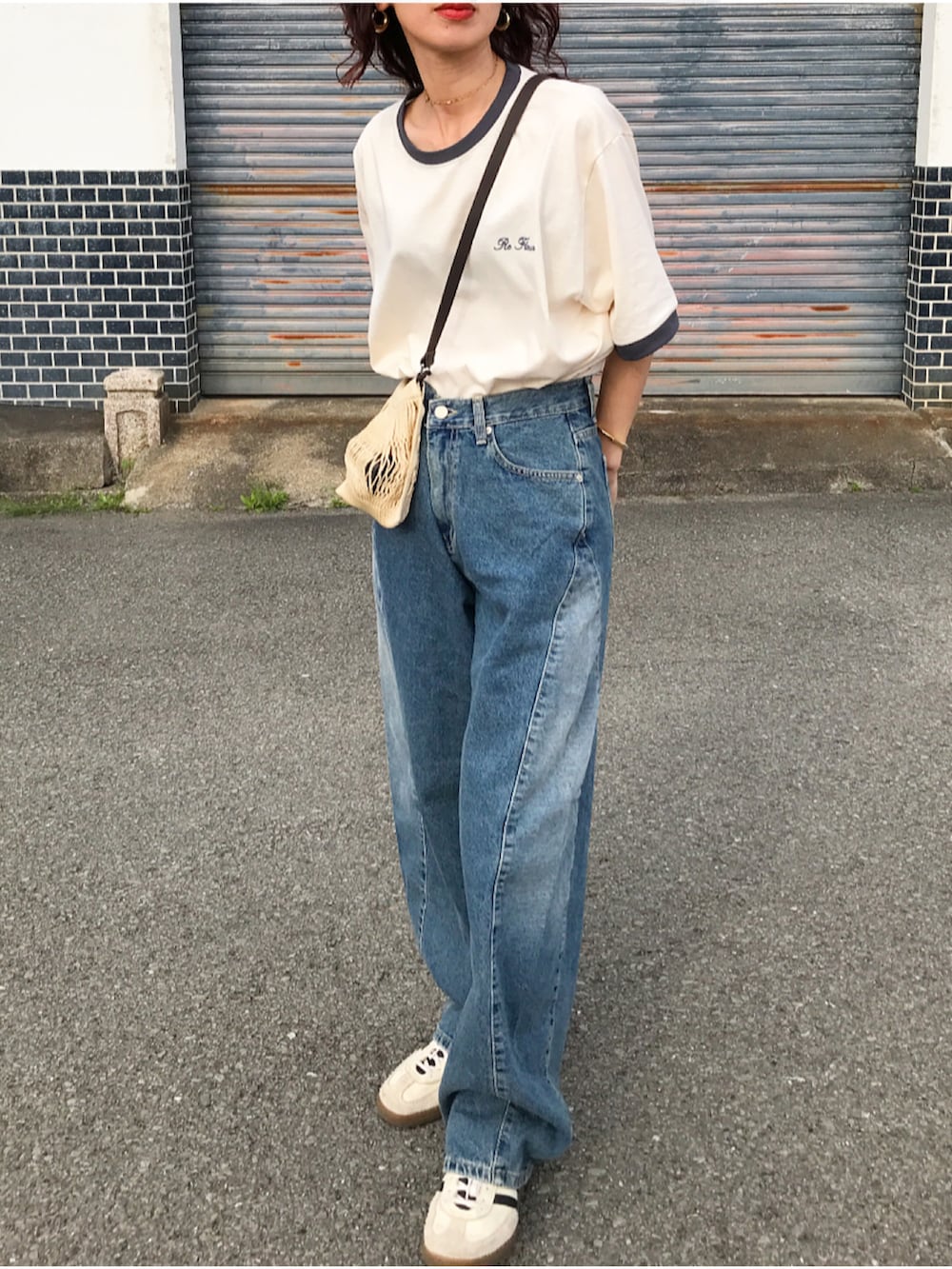 「春夏コーデ、リンガーTシャツ、リンガーT、オーバーサイズ、デニム、カーブデニム、バルーンデニム、メッシュバッグ、LEMAIRE、adidas originals、adidas spezial、カジュアル、ママコーデ」｜「kleeのアイテム（Tシャツ/カットソー、ベージュ系）」を使った、Kumika☆さん（レディース・158cm）の春コーディネートの2枚目の写真